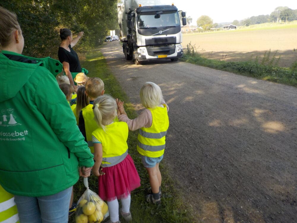 zwaaien naar vrachtwagen
