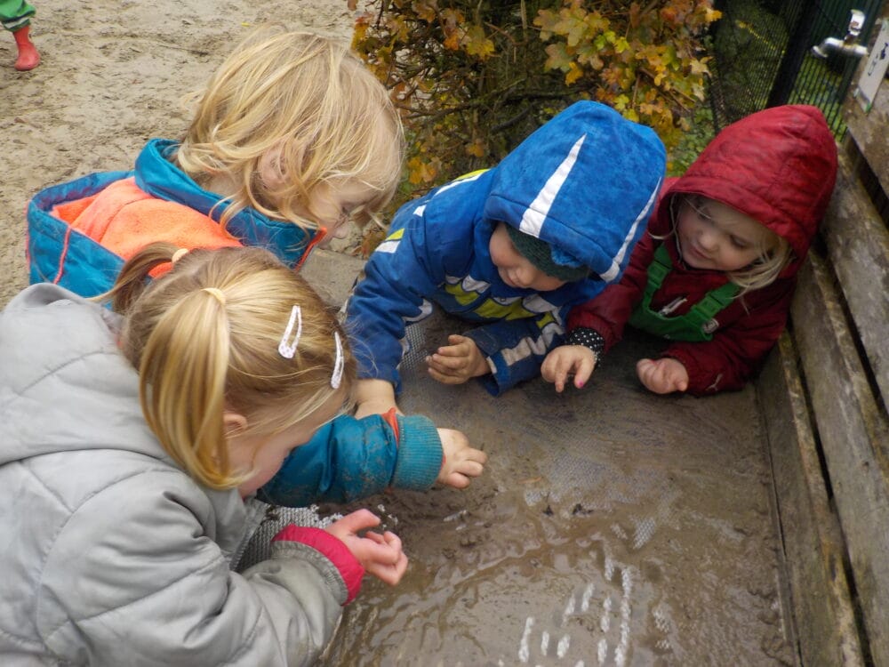 spelen in de modder